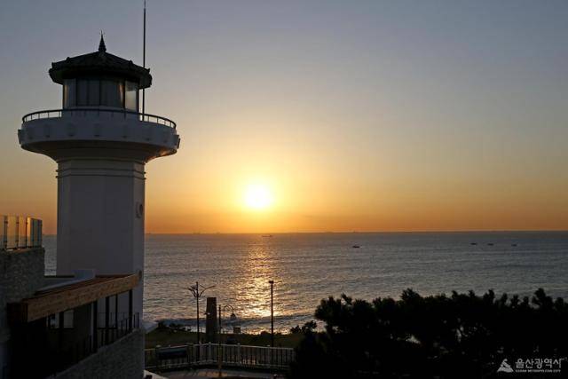 간절곶등대가 있는 울산 울주군 서생면 대송리 앞 바다 위로 해가 떠오르고 있다. 울산시 제공