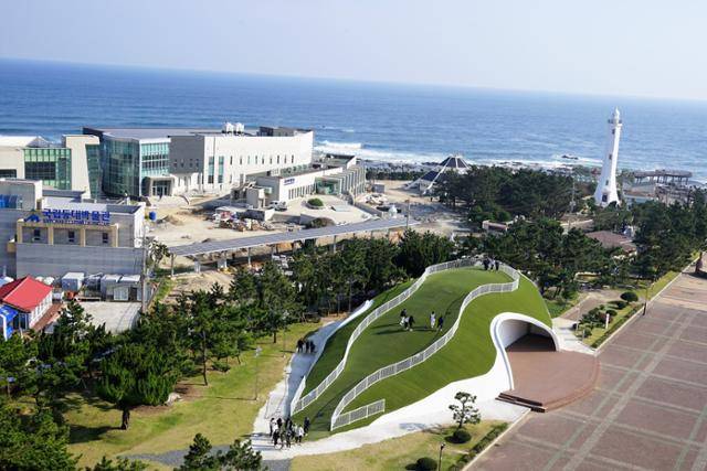 해돋이 명소인 경북 포항시 남구 호미곶면 해맞이 광장 바로 옆에 자리한 국립등대박물관 전경. 국내 유일의 등대박물관으로, 등대의 역사와 등대원의 생활상 등을 한눈에 볼 수 있다. 김정혜 기자