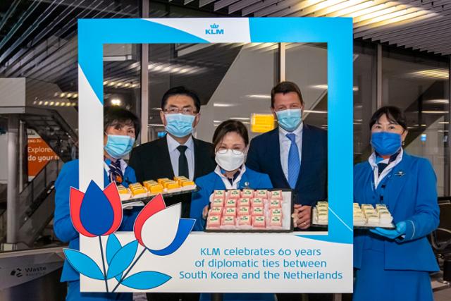 피터 앨버스(오른쪽 두 번째) KLM항공 최고경영자(CEO)와 정연두(왼쪽 두 번째) 주네덜란드 한국 대사가 1일(현지시간) 네덜란드 암스테르담 스키폴국제공항에서 열린 '한국-네덜란드 수교 60주년 기념행사'에 참석해 스키폴공항에서 KLM 지상직으로 근무하는 한국인 직원들과 기념 케이크를 들고 사진을 촬영하고 있다. 왼쪽부터 이미영씨, 정 대사, 김태영씨, 앨버스 CEO, 신지연씨. KLM 제공