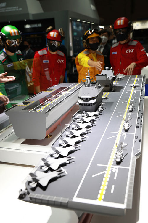 지난 6월 부산에서 열린 국제해양방위산업전에 전시된 대우조선해양의 경항모 모형