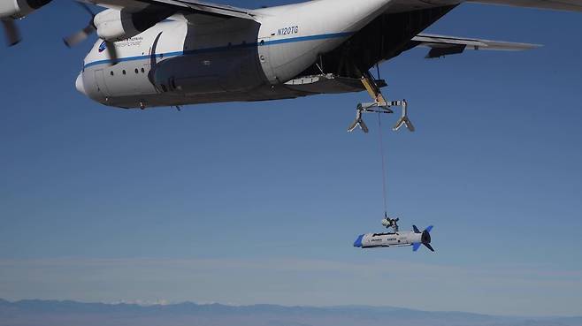 C-130 허큘리스 수송기가 그렘린 프로그램 연구기체 X-61을 회수줄에 채결해 끌어올리는 모습. 미 국방부 고등연구계획국 제공