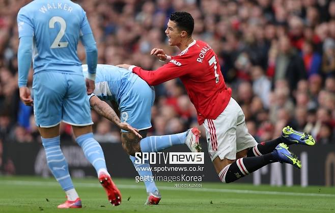▲ 호날두(오른쪽)가 6일 맨체스터 시티전에 볼 다툼을 하고 있다