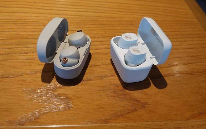 WF-1000XM4(왼), CX PLUS TW(오)