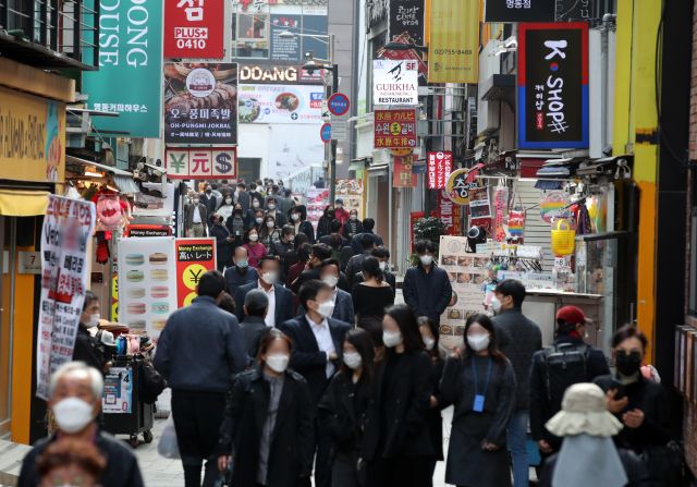 단계적 일상회복(위드 코로나) 1단계 시행 첫날인 지난 1일 서울 중구 명동 거리가 인파로 붐비고 있다. 연합뉴스