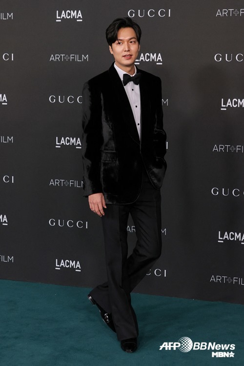 Actor Lee Min-ho had photo time.On the 6th (local time), LACMA Art + Film Gala Rizzatto was held at the Los Angeles County Museum of Art.On this day, Actor Lee Jung-jae, Park Hae-soo, HoYeon Jung, Lee Byung-hun, Kang Dong-won, Lee Min-ho and Hwang Dong-hyuk attended the LACMA Art + Film Gala Rizzatto.