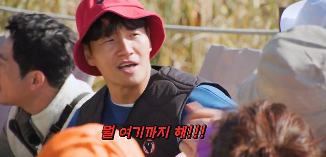 On SBS Running Man broadcast on the 7th, Jang Hyuk appeared as a guest and performed Running Mountain Club Race.When Jang Hyuk emerged, his 20-year friend Kim Jong-kook ran to Jang Hyuk in one step, unable to hide his welcome heart.Yoo Jae-Suk was surprised that it is the first time that the end has come so close to the guest, and the members agreed and laughed.The first mission was Manito Nogari.While everyone was exchanging friendly words with each other in an awkward way, Yoo Jae-Suk once again mentioned Kim Jong-kooks love line and made the scene atmosphere warm.Yoo Jae-Suk said, Song Ji-hyo had forgotten to come out of the palace.I looked at Kim Jong-kook sitting next to him, and Jeon So-min said, Kim Jong-kook is in the picture of the gung male protagonist. Kim Jong-kook had to explain the episode with Chae Yeon as it was mentioned to Chae Yeon.When Yoo Jae-Suk first explained that Before Jin Sook (Chae Yeons real name) debuted, he met as a fan and entertainer on Stardate, Kim Jong-kook said, Right.It was then reunited as X-Men, he nodded.Haha followed Kim Jong-kook, who recognized Chae Yeon in X-Men and said, Its been a long time since I was a young man.All the members hit their own Manito, but Jang Hyuk pointed to Jeon So-min instead of Haha, the real Manito.I actually didnt care about my brother, Haha said, unjustly saying, I talked to my brother really hard. Jeon So-min won first place on the first mission.Jeon So-min, who won first place on the first mission, was exempted from the course cost by picking a yellow flag alone on the bus ride, and Kim Jong-kook said, Today,Is not it the first place alone? As a second mission, the members participated in the chalk shooter relay.The crew teamed up with Yoo Jae-Suk - Haha, Kim Jong-kook - Song Ji-hyo, Jang Hyuk - Jeon So-min, Yang Se-chan - Ji Suk-jin, saying, We teamed up considering equity.Yoo Jae-Suk said Kim Jong-kook - Song Ji-hyo became a team and said, We are married.Yoo Jae-Suk - Haha finished first, but Kim Jong-kook - Song Ji-hyo won first overall with chalk.Finally, Jeon So-min and Haha were exempted from penalties with the first and second places, and Jang Hyuk, who was most likely to receive penalties, was lucky to avoid penalties.Instead, Ji Suk-jin and Yang Se-chan were given a turnaround and a laugh as they performed penalties, especially Yang Se-chan, who was embarrassed, saying, Im two and why are you winning the penalty?Ji Suk-jin and Yang Se-chan performed penalty shots for Gangneung milestones.Photo: SBS Running Man captures the broadcast screen