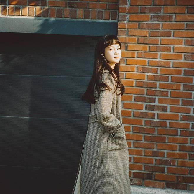 On the afternoon of the 8th, Yoon Seung-ah posted a picture on his instagram with an article entitled Im going to get cold tomorrow, everyone be careful with Flu.In the photo, Yoon Seung-ah posed in a long coat and ivory long skirt, and his eyes and smiles staring at the camera gathered the attention of fans.Meanwhile, Yoon Seung-ah, who was born in 1983 and is 38 years old, marriages Kim Moo Yeol, who is one year old in 2015, and is running the YouTube channel Winning.Photo: Yoon Seung-ah Instagram