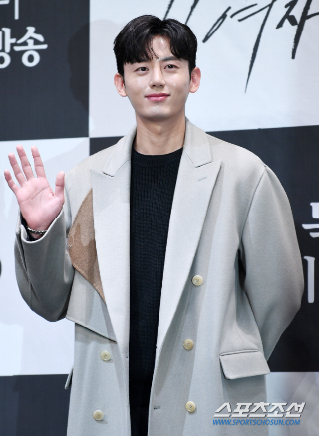 While actor Lee Ji-hoon has been claiming to have gut Drama $ponsor Staff, the production company has been defending Lee Ji-hoon by releasing the letter saying gut frame.iHQ Drama $ponsor said on August 8, The part that some argue about the work is different from the fact.The replacement of Staff with the Lee Ji-hoon actor has nothing to do with it, it said.In addition, the production team released text messages from Park Gye-hyung, the production company, Kwak Gi-won PD and Lee Ji-hoon, who wrote Blow-Up (the original title of $ponsor), adding strength to the argument.According to a message released by the production company, Park Gye-hyung wrote to the production company, It is painful to keep fixing and lying down. It is hard and upset to keep fixing the draft three weeks ago.Still, he is doing his best to fix it up and down according to the coach who says he will be able to pick it up well.If the representative is angry, I can not do anything. Do not be angry. Trust me. I can finish in two days.I will send you two so far, because there will be no big change. If you look at the stubbornness later, you will know my heart. The production team said that it was May that Park Gye-hyung asked the character to revise the script about the amount of the character. Lee Ji-hoon actor did not see the script at this time.After that, in July, the production company, the director, and the writer met to discuss the script. At that time, the amount of characters that were requested was not revised.The company also released a message shared by Lee Ji-hoon and Kwak Gi-won PD, saying, It was part of the character setting, and I said Id trust the director.I did not talk about the amount, he said. There was a whole production team meeting in August, and it is time for Park Gye-hyung to quit.At that time, when I saw the script 1 ~ 5 times, the amount of the character was less than 10, and the request of the overall production company of the work was not accepted. The director (Kwak Lee Gi-won PD) got off in September due to the problem of the video results.We have saved our departure because we made data that can not be responsible for the filming. We released the contents of the confirmation received from the D.I (color correction) editorial office as evidence.The production company said, It is a common discussion between the production company, the director, and the writers, he said. I am sorry for the current situation, which is as if it is true as the actor is put on the Gut frame.Lee Ji-hoon also wrote on his instagram for nine days, saying, I have never done Gut.I have no reason to do it.I never asked the production company representative to write a bunch, never asked for a script, never to change the ending. Did I do Gut and I did Gut to the director?No matter who looks at it, the two of the directors of the artist have deceived me, but you should not shield me to fill your self-interest. Park Gye-hyung and Kwak Gi-won PD, who wrote Blow-Up, the original of $ponsor, caused Gut controversy by claiming that the production team was replaced by Lee Ji-hoons demand.
