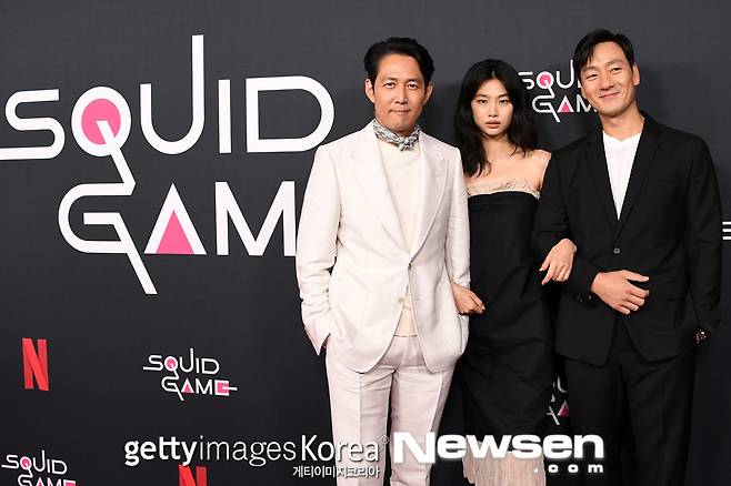 Netflix Cuttlefish Game Actors and director spotted in LALee Jung-jae, Jung Ho-yeon and Park Hae Soo, the actors leading the Cuttlefish Game, attended the Cuttlefish Game screening event held on November 8 (local time) in United States of America Los Angeles.Lee Jung-jae and Park Hae Soo appeared on Red Carpet in white and black suits, respectively.Jung Ho-yeon showed her top model Down presence in a dress with a beautiful Down shoulder line.The three Actors came to the photo shoot with a affectionately femme aux Bras Croisés on.Director Hwang Dong-hyuk also attended the Red Carpet event.Cuttlefish Game is a work that deals with the process of 456 participants taking a survival with a game that they enjoyed as a child with a prize money of 45.6 billion won.The Cuttlefish Game, released on September 17, is enjoying global popularity, ranking first in all 83 countries in service by Netflix.
