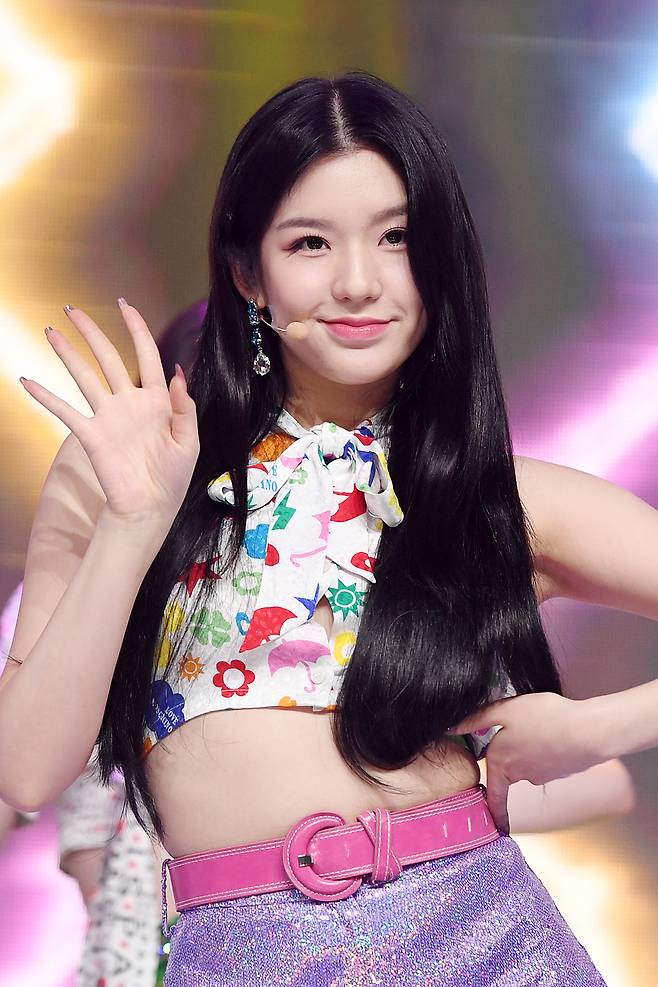On November 9, Arirang TV Simply Kpop Contour Turkey (Simply K-Pop CON-TOUR is the United Kingdom) on-tat performance was held at Arirang International Broadcasting Studio in Seocho-dong, Seocho-gu, Seoul.Secret number (SECRET NUMBER) members Leah, Dita Istrefi, Chen Xi, Sudam, Dennis, Min-ji and the state are presenting the stage.
