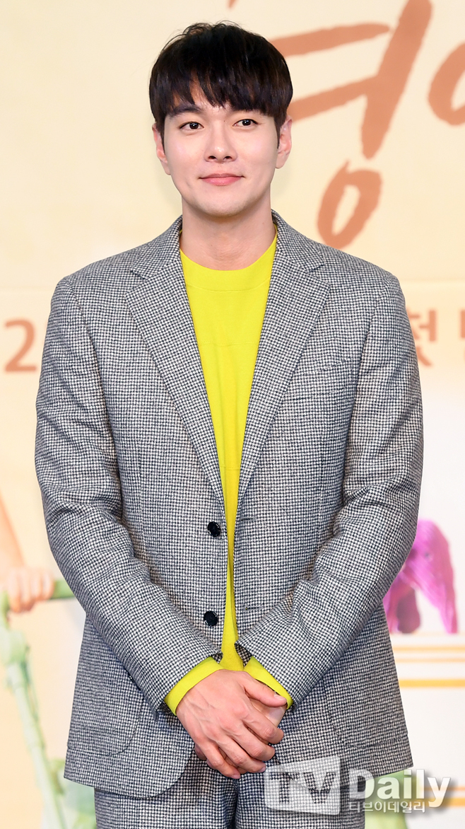 Actor Kyu-han Lee has revealed further reasons for getting off the two Dramas.The recent transfer to Prosecution on charges of violence. With Kyu-han Lee strongly denying the allegations, public attention is focused on what the truth will be.Kyu-han Lee suddenly got off at SBS Again My Life and JTBC Green A Mothers Nightmare Club on May 5 and worried many fans.Even Kyu-han Lee had been doing SNS privately a while ago, causing concern about health problems.At the time, the two Dramas said, Kyu-han Lee got off for the reasons of his personal injury. Kyu-han Lee also explained the reason for getting off through a media, saying, There is a health problem,And shortly afterwards, the additional reason for Kyu-han Lees departure from Drama was revealed.Seoul Gangnam District Police Station announced on the 8th that it sent Kyu-han Lee to Prosecution on the 2nd.Kyu-han Lee is accused of violence of a man in a Gangnam district in August last year.At the time of the incident, Kyu-han Lee was in a drunken state with the party when he was on a car when he was involved with the driver.The driver, who claimed to have been violenced, later submitted a complaint to the Gangnam District Police Department requesting a formal investigation.When the news broke, Kyu-han Lee re-opened the SNS, which he had handled privately, to write a denial of the allegations.Kyu-han Lee said: What happened last August has been bothering me for over a year and three months.What I can say now is that I did not do anything about violence, Rant, with my life. I have been dropped from Drama due to unsavory suspicions, but the truth is still unknown to anyone.Because many Celebrity have already become victims of false reports because they are just Celebrity.For Celebrity, image is more important than any job, so some people threaten Celebrity and their agency with malicious purpose.In fact, there are many Celebrity that have been seriously damaged by exaggerated rumors and revelations, and recently false school (school violence + Me Too) is causing great damage.As a result, Cho Byung-gyu, Park Ji-hoon, and Kim So-hye were damaged by getting off at Drama, where they were scheduled to appear.Once Kyu-han Lee has strongly refuted his suspicions, saying, I will walk to my life.Whether the outcome of the trial will wash away his stigma or vice versa is a situation where the publics attention is focused.