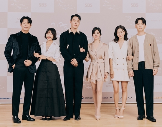 SBS new gilt drama Now, Im Breaking Up (hereinafter referred to as Jihejung) held an online production presentation on the afternoon of the 9th.Director Lee Gil-bok, Song Hye-kyo, Jang Ki-yong, Choi Hee-seo, Kim Ju-Hun, Park Hyo-joo and Yun Na-mu attended the ceremony.Jihejung is a farewell actual drama written and written as farewell and read as love.Jihe Jung was directed by Misty Jane writer and Romantic Doctor Kim Sabu 2 Lee Gil-bok, and Misty and The World of Couple were created by Gline & Kang Eun-kyung.Asked how much he expects the audience rating, Lee said, I do not know. I think it is a miracle to be here after shooting in a rapidly changing fandemic era.I hope that this good actors and this work will be communicated to viewers. I have never thought about that number, he said. I think I will think about this work in the future.I really feel like praying every day, but it is a happy imagination to discuss the audience rating. I will just give my expectation of the audience rating because I am happy and healthy. I think it was fate, a relationship like this message of work, it was so good co-work, age is similar to me.It is a memory that we were so grateful and happy that we came to this place as we talked about this love and separation in our 50s. Lee said, I think I was too serious, but I can tell you the story.My close friend said that Song Hye-kyo Actor was cast, and he said, My brother saved Europe in my past life.I wanted to say that. It was a great luck to meet Hye-kyo.I would like to live my life after doing the next work, but I hope I will meet again in a good work. So Song Hye-kyo also said, I do. Lee said, The message of the work seems to be the title. It is not a series of breakups that all the encounters are parting. I dared to direct this work.It seems to be a work like life, which is very studied to me. Song Hye-kyo said, I filmed it hard, it was a time I relied on and loved each other a lot. I hope these good feelings that we feel are delivered to viewers.I ask for a lot of love, he said.Jang Ki-yong said, Our drama is a fun work with eyes. It has beautiful scenery and wonderful costumes as we travel between Seoul and Busan.You will be able to enjoy it, he added.Kim Ju-Hun said, I am making it hard with my sincerity. As we enter the end of the filming, we do not express well, but we have regret and regret.I hope all of these things will be delivered well and I will be able to approach with a good and warm heart. Our drama is a bit like autumn, but it seems to contain four seasons of life, a lot of love, I ask you, Choi Hee-seo said.Park Hyo-joo said, I thought that our drama was like music played by a very wonderful orchestra.I also felt like a performer who focused on each part and played hard.I hope this drama, which will be broadcasted this year, will be a work that can finish the year and give a deep impression to the newly started viewers. Yoon said, I pray that all the actors, bishops, and staff members will be deeply in the hearts of viewers.Finally, Lee Gil-bok said, I will visit you with a melodrama in the fall. Thank you.Meanwhile, Now, Im Breaking Up will be broadcast for the first time at 10 p.m. on the 12th following Wonder Woman.Photo: SBS