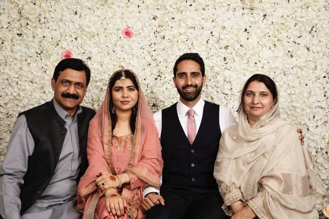 2014년 17세의 최연소로 노벨평화상을 받았던 파키스탄 출신 여성교육 운동가 말랄라 유사프자이가 10일 트위터에 결혼 사실을 알리며 올린 가족 사진. /트위터