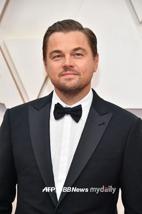 Hollywood star Leonardo DiCaprio is expected to star in a pseudo-religious leader Jim Quincy Jones film that has killed more than 900 people.Variety reported on the 8th (local time) that Leonardo DiCaprio is in final negotiations to play the role of Jim Quincy Jones, a religious cult leader produced by MGM.In November 1978, Jim Quincy Jones, known as the leader of the People Temple religious group, was blamed for the mass suicide that killed 913 people.He was found at the scene with a gunshot wound to the head.Is Love A Recall? Jumanji: A New World and Venoms Scott Rosenberg are screenplayed, and Jennifer Davidson, executive producer of Levernant, takes the megaphone.The Apian Lee Jin-hyuk production, founded in 2001 by DiCaprio, also participates in the production.Apian Lee Jin-hyuk Productions produced Levernant, Wolf of Wall Street, Aviator, Shutter Island and so on.DiCaprio has played historical figures including Frank Abagnal, the notorious fraudster of Catch Me If You Can, Howard Hughes of the Aviator, and Hugh Glass of the Levernant.
