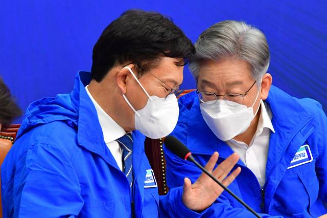 송영길 더불어민주당 대표와 이재명 민주당 대선 후보가 전날 국회에서 열린 중앙선거대책위원회의에서 대화를 나누고 있다. /권욱 기자