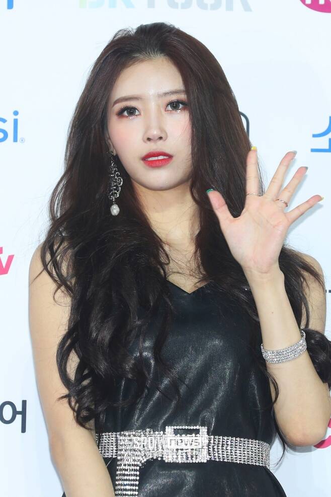Lovelyz Americas is expected to eat a meal with broadcaster Yoo Jae-Suk. According to the report, Lovelyz America will have an exclusive contract with Antenna led by You Hee-yeol.The Americas, where the company Woollim Entertainment and Exclusive contract expire on the 16th, are expected to set Antenna as a new nest after deliberation.Antenna is a company with emotional craftsman and national MC Yoo Jae-Suk in the music industry including You Hee-yeol, Peppertons and Lucid Paul.It is the back door that positive discussions were held in that the two-headed work of the Americas, which caught both singers and entertainers, could support all the activities.Especially, the Americas, called Yoo Jae-Suks disciples, will have a meal with Yoo Jae-Suk with this exclusive contract.TVN Sixth Sense, MBC What do you do when you play?Yoo Jae-Suk, who has been proud of his strong breathing with Yoo Jae-Suk, is also interested in the family meeting of the Americas.However, Antenna has spoken about the exclusive contract of the Americas in several inquiries.The Americas debuted in November 2014 with Lovelyz and received a lot of hits from domestic and foreign fans such as Achu, The Bell, Destiny, Find, Candy Jelly Love and Hello.In addition to idol activities, he has been active in Sixth Sense, Ants are still today, Idol dictation contest, and Runway 2.