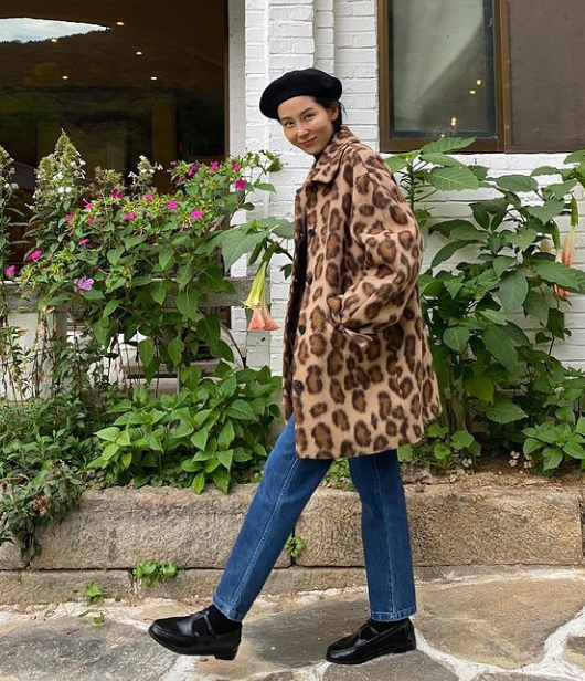 Broadcaster Kim Na-young showed the fashion sense of sensuous Working Mom.On the 10th, Kim Na-young said to his instagram, The last completion shot.At this time, I was sweating and shooting, but the season of the coat is coming so fast. Kim Na-young in the public photo shows a leopard coat with a black beret, a gray coat, and a striped knit.Kim Na-young, known for her fashion sense, perfected her long coat to short coat; she didnt forget to use accessories such as Sunglass Hut and boots.The netizens who watched the photos cheered Kim Na-young, such as I feel, I feel, I feel, my sister is so beautiful. I hope you heal a little because you are in Wanju!Kim Na-young is raising two son Shinwoo and Junwoo alone.JTBC entertainment program Brave Solo Childcare - I raise which is broadcasted every Wednesday at 9 pm is revealing childcare daily life.Photo Kim Na-young SNS