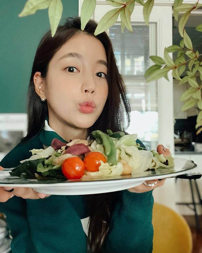 Actor Ki Eun-se showed off his booky Beautiful looks even in the morning.Ki Eun-se posted a picture on his 11th day of his instagram saying, It starts with the first salad today.The photo shows Ki Eun-ses morning routine: Ki Eun-se, who is taking a picture with a salad prepared for the first meal.She showed her charming face with her lips slightly out.Ki Eun-se is showing off her neat, neat look without bookkeeping in the morning, drawing eye-catching.Meanwhile, Ki Eun-se married a 12-year-old American businessman in 2012.Ki Eun-se will appear on the SBS drama Now, Im breaking up, which will be broadcast on the 12th.