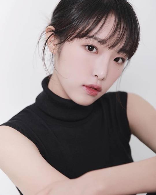 IZ*ONE native Choi Ye-na has released a new profile photo.Choi Ye-na posted a profile photo of a pure image on her Instagram on the 11th with an article called New Profile.Choi Ye-na in the public photo boasted a neat charm with a neatly tied hairstyle and a sleeveless turtleneck knit.He showed off his pure beauty with clean porcelain skin without clear eyes and dullness.Meanwhile, Choi Ye-na is appearing on MBC entertainment program Game of Blood.