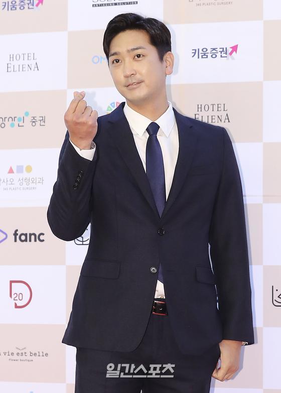 Commentator Shim Soo-chang attends the awards ceremony for 10 People Who Shine Korea at the Eliena Hotel in Nonhyeon-dong, Gangnam-gu, Seoul on the afternoon of the 11th and has photo time.