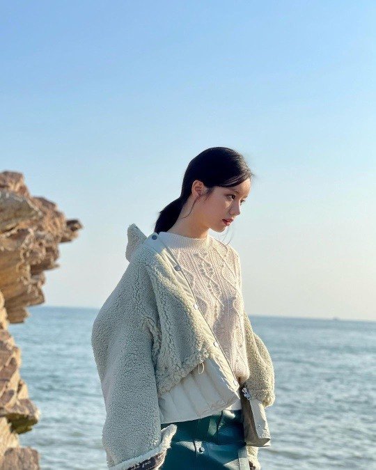 Actress Hyeri from Group Girls Day showed a stylish fly Jumper look.