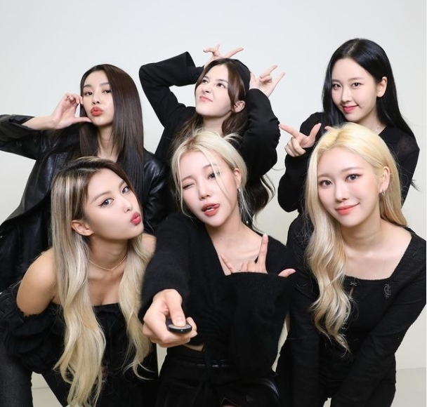 Momoland JooE has revealed his fifth anniversary of his debut.JooE posted a picture of Momoland members Hyebin, Jane, Nayun, Ain and Nancy on personal SNS on November 10.JooE, who celebrated his fifth anniversary on the 10th, said, Five years after his debut in 2016, the 5th anniversary has come.I do not doubt that anything will go by with the members of Momoland as if nothing is going on, as our members and Mary have survived so much together.So far, I have always laughed and cried together and watched the stage happily. Do not forget the enthusiasm of the first stage, and I will be with Marys until the end of Momoland. Thank you for your love and interest to me, who was awkward to receive and to give. Marys 5th anniversary. Alaview.