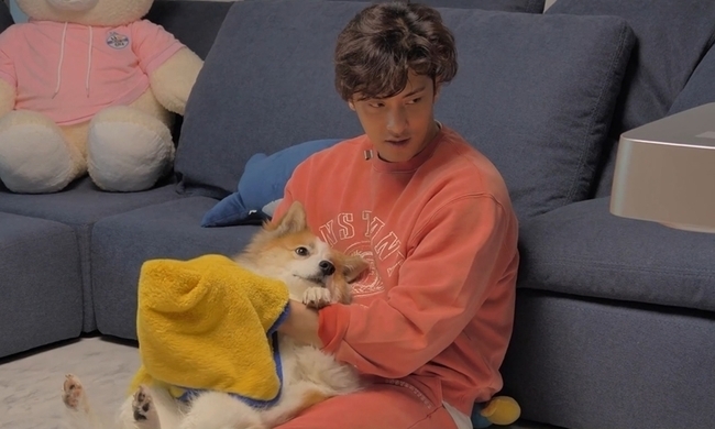 Actor Sung Hoon goes on a dizzying (?) Pet date with Kim Eung-soo.On MBCs I Live Alone (director Huh Hang Kim Ji-woo), which will be broadcast on November 12, Sung Hoon and Kim Eung-soos Pet date will be released.Sung Hoon received great attention from viewers by conveying his daily life after adopting Yang Hee from an organic dog in I Live Alone.On this day, Sung Hoon is making a new puppy friend for Pet Yang Hee, who has become more and more bright.It was actor Kim Eung-soo who came to Sung Hoon and Yang Hee.Sung Hoon and Kim Eung-soo have been in a relationship with the rich for nearly a year in the I am living a life of my companion. When it is time, the meeting of the two people who promised to walk with Pet is finally concluded and expectations are gathered.Kim Eung-soos Pet Chopa smiles as she shows the opposite of the bloodthirsty walk biker (?) Yang-hee.In particular, Chopa is found to be a laby dog of the age, which is more popular with his father Kim Eung-soo than walking.Unlike Kim Eung-soo and Sung Hoon, who boast of rich chemistry, Chopa builds a steel wall for Yang Hee, who is rushing to welcome.Sung Hoon says, I thought it would be healing even if I walked side by side. Did you go to each other?Kim Eung-soo said that he received Yang Hees outward appearance with his unstoppable personal period and azaggag. Kim Eung-soo told Yang Hee, I am a ungrateful dog (?) I dreamed of revenge by making a nickname.