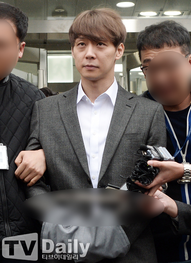 Park Yoochun, who had been on a shameless move with his retirement declaration overturned, eventually crossed the line, which was red lighted in broadcasting activities due to controversy over Contract.The most important thing is that he lost his side.The court in Seoul cited an application for injunction against Park Yoochun and entertainment activities filed by Jespera, who was entrusted with Park Yoochuns management on October 10.In addition, the court emphasized, Until the final judgment is finalized, Park Yoochun should not produce, promote, promote, character business, appear and perform entertainment activities for third parties other than Jespera.Jespera has been commissioned by Park Yoochuns agency, Li Ciel, last year to authorize the artists exclusive management authority and help him in his activities.It was reported that Park Yoochun had consent to the delegation, and the contract period of Jespera was until 2024.But soon the Contract Dispute resolution problem emerged.Park Yoochuns attempt to sign a double contract with Japan agency has been revealed.In August, Jespera said, Park Yoochun unilaterally destroys its exclusive management contract and tries to carry out its activities in accordance with the Exclusive contract signed with a third party. He applied for a disposition to ask the court to prohibit Park Yoochun from appearing on the show and entertainment activities.Park Yoochuns plan is expected to be disrupted as The court accepts the injunction from Jespera.The broadcast and entertainment activities originally planned by Park Yoochun were not discussed with Jespera.As a result, Park Yoochun is in danger of stopping entertainment activities without any promise.This is the second time Park Yoochun has suffered a contract dispatch resolution with his agency.Previously, he made his debut as a member of SM Entertainment and worked as a TVXQ. However, in July 2009, he filed an injunction against his agency to suspend the exclusive contract.Park Yoochun, who succeeded in reaching an agreement after more than three years of legal work, built a new nest in CJS Entertainment, but this was not good either.Park Yoochun was sentenced to probation for drug use.CJS Entertainment, which lost confidence in Park Yoochun, informed the end of the contract, and even declared that he would retire from the entertainment industry if he had done drugs, so he knew that Park Yoochuns entertainment life would end like this.It was his manager who had been with Park Yoochun for a long time at CJS Entertainment.Park Yoochun has signed a contract with Liceello, a new agency established by Manager, and has opened a new SNS and plans to start a new start.But Park Yoochun, who was greedy, had to cross the line again: it was the result of his own gain: Park Yoochun, who is disappointed by the series of rumors and controversy.No one seems to be on his side anymore.