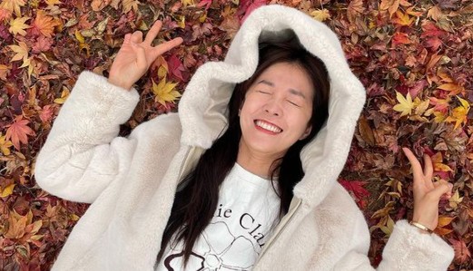 Kim Sung-eun has shared her latest experience of enjoying the fall.On the afternoon of the 11th, Kim Sung-eun posted several photos on his instagram with the phrase The maple is so beautiful.The contents of the photo are Kim Sung-eun lying in a place full of maple leaves. I felt Kim Sung-euns happy feelings when he closed his eyes and posed for his finger V.In addition, the image of picking up a red maple leaf and leaving a certification shot attracted attention by stimulating the girls sensibility.On the other hand, Kim Sung-eun married soccer player Jung Jo-gook in 2009, and has two sons and one daughter in the following year, the first son Taeha, the second daughter Yoon Ha in 2017, and the third son in January 2020.