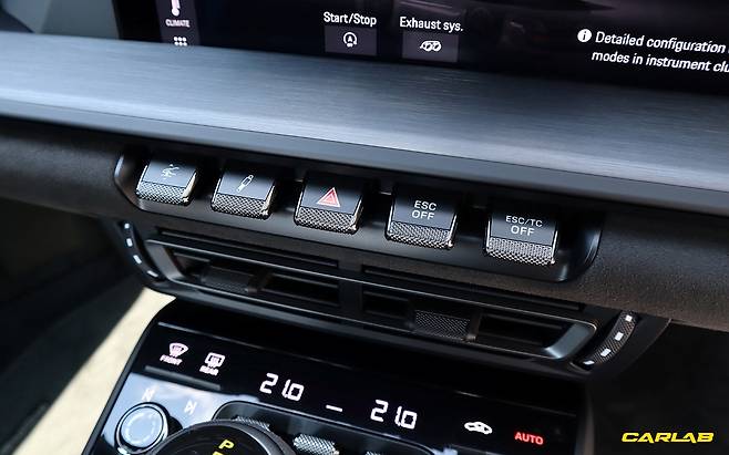 일반 911보다 달리기에 집중한 버튼 구성