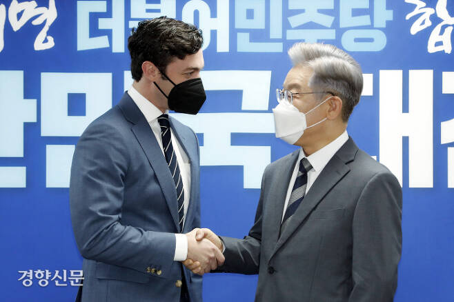 이재명 더불어민주당 대선 후보가 12일 서울 여의도 중앙당사에서 존 오소프 미 상원의원을 접견하고 있다. 국회사진기자단