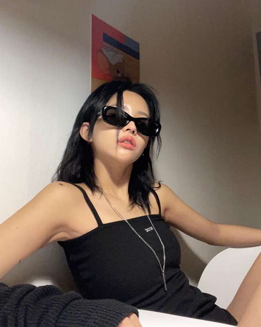The group (G)I-DLE member former So-yeon showed a changed atmosphere.The former So-yeon posted several photos on his instagram on the 12th with an article called Hi Neverland.In the open photo, former So-yeon has a chic charm with black sunglasses and a unique twisting head. The expressionless face and bold styling attract attention.The former So-yeon showed off a hip look, matching short bottoms in black sleeveless, with a hand-warmer adding points and a unique sensibility.The bodyline, especially fragile, was admirable.Meanwhile, former So-yeon appears on MBCs new entertainment After-school thrill.