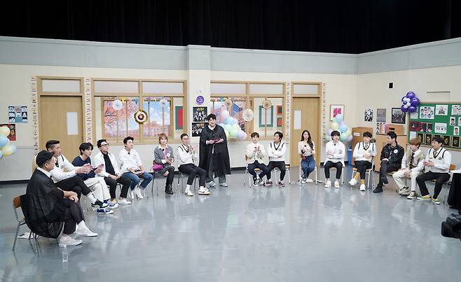 Knowing Bros Festival with my brothers best friends will be held.JTBC Knowing Bros, which will be broadcast on November 13, will host the Knowing Bros Festival for the first time since the opening of the school.On this day, Ock Joo-hyun, Jang Dong-min, Tei, EXO Xiumin, Seolhyun, Joo Jae, WJSN Dayoung and Golden Child Lee Jang-joon appear as best friends of their brothers and show off their extraordinary chemistry and fun sense.Especially, when the identity of the brother who invited EXO Xiumin and WJSN Dayoung as friends was revealed, everyone was surprised. The unexpected relationship between the brothers and their best friends can be confirmed on this broadcast.On the other hand, my best friends also painted portraits of my brothers in commemoration of visiting my brothers school.My best friends painted my brothers with the same skill and wit as Picasso, and my brothers could not hide their laughter and impressions in their portraits that shine at 100% synchro rate.On this day, various Game will be held as Knowing Bros Festival with best friends.In particular, Game, which should not give negative answers to the other persons questions, will have a no-word feast full of talks and spicy tastes, which are the murders of best friends and brothers.Knowing Bros Festival, which is armed with Fun sense as well as brothers, will be broadcast at 7:40 pm on the 13th.
