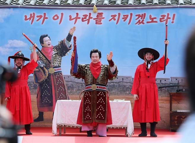 국가혁명당 허경영 명예대표가 지난 8월 18일 경기도 고양시 행주산성 대첩문 앞에서 대선 출정식을 진행하고 있다. /연합뉴스