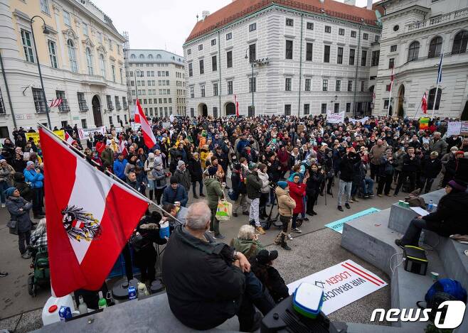 오스트리아 빈에서 2021년 11월14일 코로나19 백신 반대 시위가 열린 모습. 이날 알렉산더 샬렌베르크 총리는 백신 미접종자의 외출을 제한하는 초강수 조치를 발표했다. © afp=뉴스1 © News1 최서윤 기자