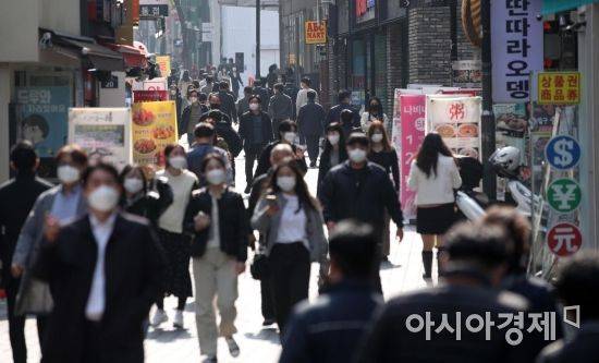 '단계적 일상회복(위드코로나)' 방역체계 전환을 앞둔 지난달 26일 서울 명동 거리 모습./김현민 기자 kimhyun81@