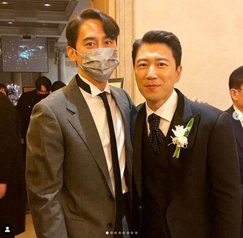 Singer Kim Sang-hyuk celebrated the marriage of Jang Su won.Kim Sang-hyuk posted an article and a photo on his instagram on the afternoon of the 14th, I sincerely congratulate you.I think I will get a lot of wet today, he added. Social Ji Hoon Lee Hyung, congratulatory Jeong Kyung Ho, congratulatory Kang Seung-yoon, Jong Hyuk Lee Hyung,Inside the picture is a two-shot of Kim Sang-hyuk and Jang Su won.The new groom Jang Su won boasted a neat yet warm visual, and Kim Sang-hyuk also boasted a neat charm.Meanwhile, Jang Su won marriages with a stylist who is one year old.