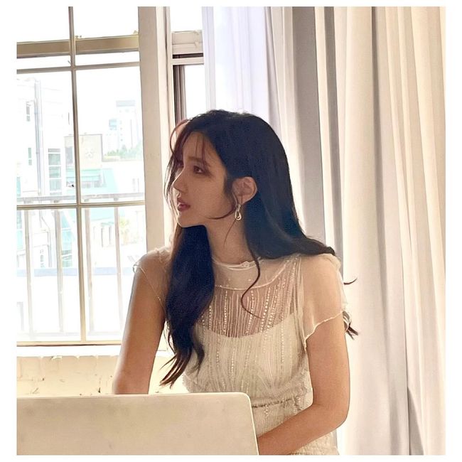 Actor Lee Ji-ah boasted a luxury nose and the goddess also boasted a sideline to cry.Lee Ji-ah posted a picture on her instagram on the 14th without any explanation.The photo shows Lee Ji-ah, who is wearing a pure white dress, and she is looking at her intensely somewhere.The atmosphere of Lee Ji-ah, which is different from her pure hairstyle and styling, is admirable, especially Lee Ji-ah, who has robbed her eyes with a perfect line from forehead to nose and chin.On the other hand, Lee Ji-ah played the role of Shim Soo-ryun in the SBS drama Pent House series.