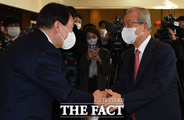 김종인 전 비상대책위원장(오른쪽)의 출판기념회 참석한 윤석열 국민의힘 대선 후보.