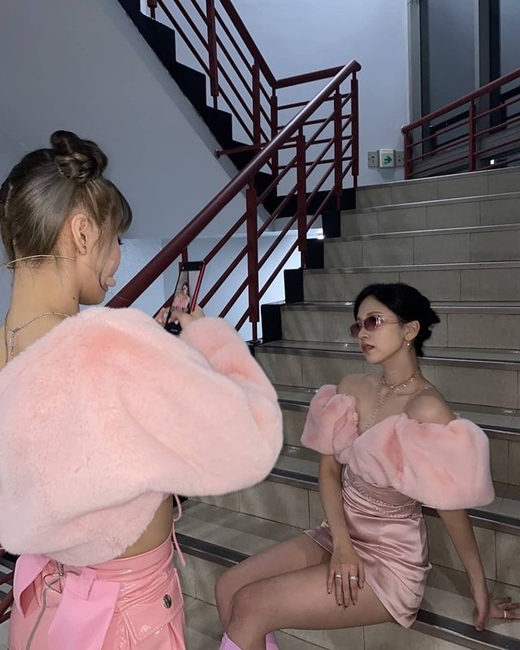 Girl group TWICE member Mina, 24, boasted of her goddess-class beauty.On the 15th, TWICE official Instagram account posted a picture with the article Behind MO took it.Its a photo of the moment TWICE member MOMO, 25, took a photo of Mina, both dressed in pink costumes, Mina sitting on the stairs posing elegantly.I feel a special friendship in the enthusiastic appearance of MOMO, who takes a picture of Mina with his arms wide open to the side.Minas doll beauty, such as a sleek jaw line, a stiff nose, and a slender glamor, is admirable.Meanwhile, TWICE recently released a new song, Scientist (SCIENTIST), and made a comeback.