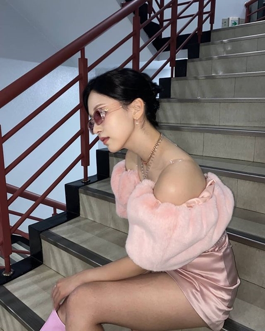 Girl group TWICE member Mina, 24, boasted of her goddess-class beauty.On the 15th, TWICE official Instagram account posted a picture with the article Behind MO took it.Its a photo of the moment TWICE member MOMO, 25, took a photo of Mina, both dressed in pink costumes, Mina sitting on the stairs posing elegantly.I feel a special friendship in the enthusiastic appearance of MOMO, who takes a picture of Mina with his arms wide open to the side.Minas doll beauty, such as a sleek jaw line, a stiff nose, and a slender glamor, is admirable.Meanwhile, TWICE recently released a new song, Scientist (SCIENTIST), and made a comeback.