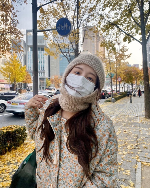 Kim Jae-kyung from the group Rainbow showed cute fashion.Kim Jae-kyung posted several photos on his instagram on the 14th with an article entitled New # Baraclava and Fall.In the photo, Kim Jae-kyung looked cutely at the camera wearing a beige balaclava (a winter hat covering his head and neck).The high quality that I can not believe I made it myself is surprising.Kim also wore a floral duffel coat and completed a comfortable yet youthful look, most of which was covered with masks and hats, but the beauty that could not be hidden caused the admiration.The netizens who saw this left various reactions such as Is Baraclava such a stylish thing?, It is beautiful to go, Daebak .. Jae Kyung is really good.
