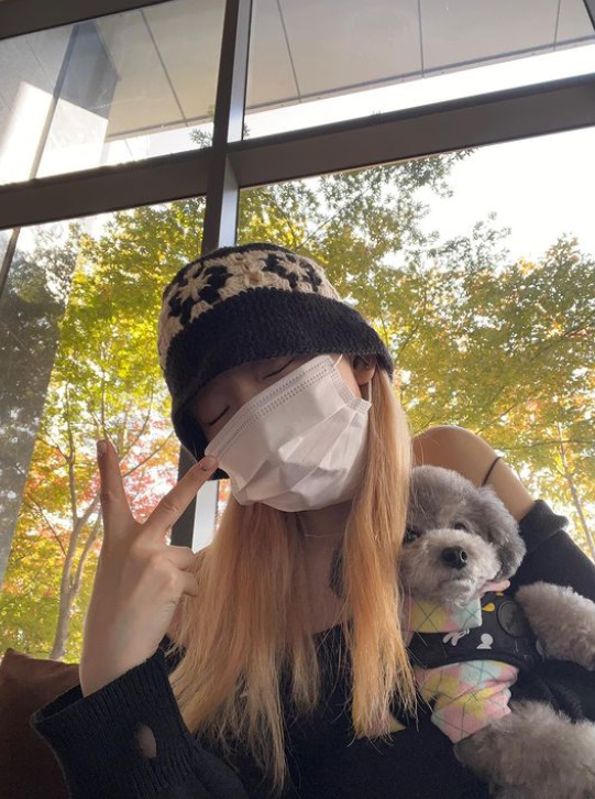 Group Girls Generation member Taeyeon shared his daily life with his dog.Taeyeon posted several photos on her Instagram page on Wednesday.In the photo, Taeyeon is staring at the camera with his dog Xero, and the beauty of Taeyeon, which shines even though he is armed with a mask on a fur hat, catches his eye.The dog Xero also has a lovely charm that resembles the owner.Taeyeon is appearing on the TVN entertainment program Amazing Saturday.