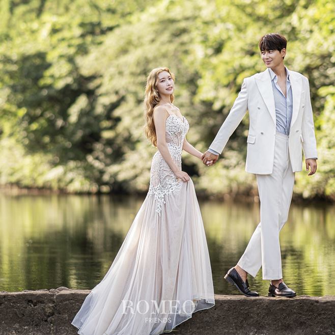 Singer and actor Lee Ji-hoon delivered a message that he had finished the marriage ceremony, which had been worried about the Covid19 tested positive person among the guests.Lee Ji-hoon posted a long article on his SNS on the 16th, along with a wedding photo photo with his wife Miura Sei Ashina.Lee Ji-hoon said: Our marriage schedule was originally September 27.I have been preparing for a long time because I want to go to the garden ceremony in warm weather, but I have been fortunate to postpone the marriage schedule twice in the situation where the number of corvid tested positives is increasing. I thought I would like to have a ceremony with a lot of blessings from my acquaintances in the age of Weed Covid, but eventually I did not have all those who wanted to invite me to the marriage ceremony according to the Prevention Guidelines.In the meantime, Im Chang-jung, who attended his marriage ceremony, indirectly mentioned that he had received the Covid19 tested positive and bought the surrounding concerns.Thanks to those who have been in compliance with the Prevention rules, I was able to finish without any additional tested positives, he said. It seems that this happened to me on the most precious and happy day of my life, living more carefully and making me feel grateful for many people.I hope that the day will come soon without worrying about Covid in the lives of all the performers and performers as well as marriage ceremony, and the future of the Prevention rules.Lee Ji-hoon made two occasions of acting and posted a marriage ceremony with his Japanese wife Sei Ashina, a 14-year-old non-entertainer, at a wedding hall in Seoul on the 8th.However, singer Im Chang-jung, who sang the celebration, was worried when he was judged to be a 9th day Covid19 tested positive.In the aftermath of this, a number of guests, including Lee Ji-hoon and Sei Ashinas couple, including IU, Son Jun-ho, Hong Seok-cheon, and Jeong Tae-woo, attended the marriage ceremony at the time, conducted preemptive tests. Fortunately, no additional tested positives occurred.Lee Ji-hoons agency, Jupiter Entertainment, said on October 10, Lee Ji-hoon and his wife were both tested on the afternoon of the 9th day and received a voice test.There are no additional tested positives, the sea said.