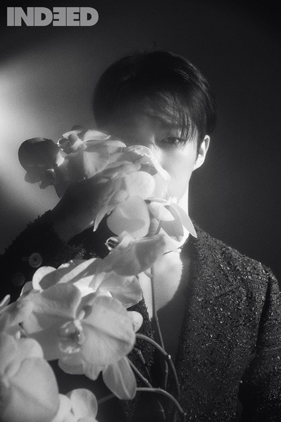 Dawon recently filmed a solo picture with fashion trend magazine Ind.In this photo, which was held under the theme of Fantasy, Dawon showed a stylish aspect by showing various detail suits.In the black and white picture taken with flowers while wearing a tweed jacket, it creates an emotional and languid feeling, while in another image, it shows a dreamy atmosphere and shows off the charm of RO WOON.Dawon is a group SF9, and has been steadily establishing himself as an actor as well as a singer.TVN Drama, which ended in June, took a clear eye stamp with its first direct action Acting in One Day My House entrance, and is scheduled to be released for the first time on the 17th as the first star in the web Drama KT Seezn Part-time Mellow.The group SF9, which is a group of pluralists, will release its mini 10th album RUMINATION on the 22nd and will act as a new song Trauma.The entire image of this pictorial, which is presented by Dawon, can be found in Indide vol.14.Photo: Indied