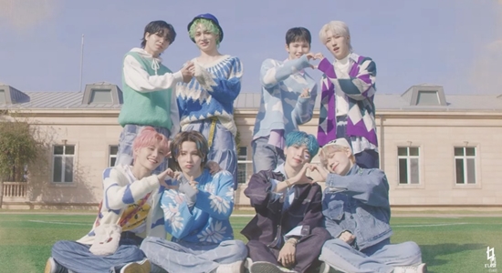 Elast (Poblano, Choi In, Seung Yeop, Baekgyeol, Romin, won hyuk, Yejun, Won Jun) will be followed by the song To. Lie (Tu.Ry) released Music Video Teaser.In the public image, Elast created a fresh atmosphere with bright styling that reminds me of a refreshing autumn sky.The charming gestures of the eight members combined with the light melody and the refreshing expression gave the energy to feel better just by looking at it.Elast showed a Reversal story charm that is 180 degrees different from the title song Bad, which showed a dark charisma through individual and group concept photo.Elast is expected to catch the hearts of fans on stage.To. Lie is the song from Elasts first single, Dark Dream, released in September.It is a song of the Teen Pop genre that combines synth, 808 drums, and electronic elements reminiscent of the 90s. The rich vocal sound gives a cool feeling and shows the refreshing and cute Elasts Reversal story charm.On the other hand, Elast will release To. Lie Music Video on the 17th and start full-scale follow-up activities.Photo: Lee Entertainment
