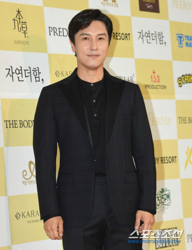 Apples are also on a first-come, first-served basis. Shinhwa Kim Dong-wan is opening a first-come, first-served apple fan meeting, which is controversial.Kim Dong-wan was criticized on his SNS on the 1st by posting a post supporting MC The Max Lee Soo, who has a history of being punished for minor prostitution.Fans have raised their voices saying, It is disappointing to support a singer who commits sexual crimes, but Kim Dong-wan is rather and I am really glad.Im disappointed in you, he said, and when public opinion suddenly deteriorated, Kim Dong-wan issued an absurd apology saying, I was overdone.It is not an act that a middle-aged singer who has passed the distrust of supporting social criminals and sniping fans who have supported and supported him for more than 20 years, and turning everything to drinking.When the fans did not show any signs of returning, Kim Dong-wan said, I will make a place to apologize directly to the fans.The absurd part is that this event will target 99 first-come-first-served people. It is doubtful what authenticity will be in the event that has not been heard or heard of first-served apology.It is also ambiguous to tell whether holding an event on the 21st of his birthday is also a place for a true apology or a birthday celebration.Kim Dong-wan excerpts a part of Ewha Womans Universitys honorary class professor Lee Eo-ryongs Last Class of Lee Eo-ryong on his SNS on the 16th.It is not strong, but weak and it is done again. Kim Dong-wan still seems to have failed to abandon the arrogance of I will do the apology with first and first.It is a haughty attitude to stick to because I have not yet realized the importance of the fans who have been together for 23 years.However, are there fans who want to listen to the explanation of the artist who sold the hearts of the fans and disparaged them and gave away memories of 23 years?Kim Dong-wan does not know that all that can solve this situation is sincere apology and reflection.