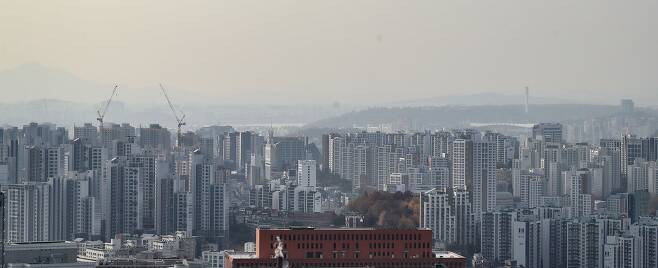서울 남산에서 바라본 시내 아파트, 주택가 모습. /연합뉴스