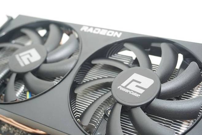 검은색 무광 위주의 간결한 디자인