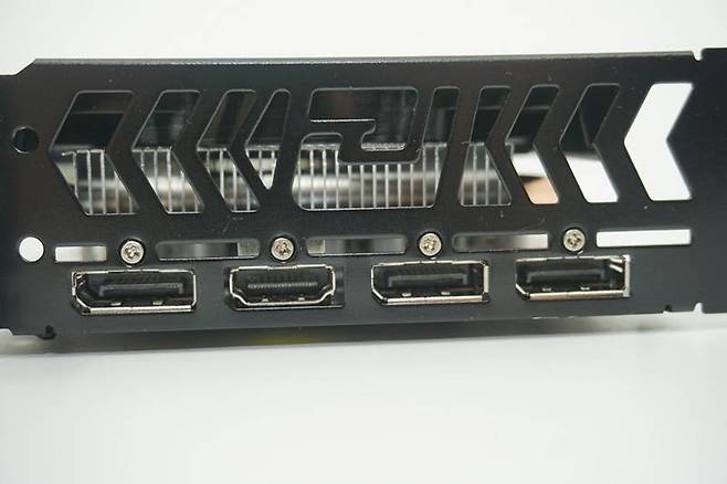 후면 출력 단자 구성